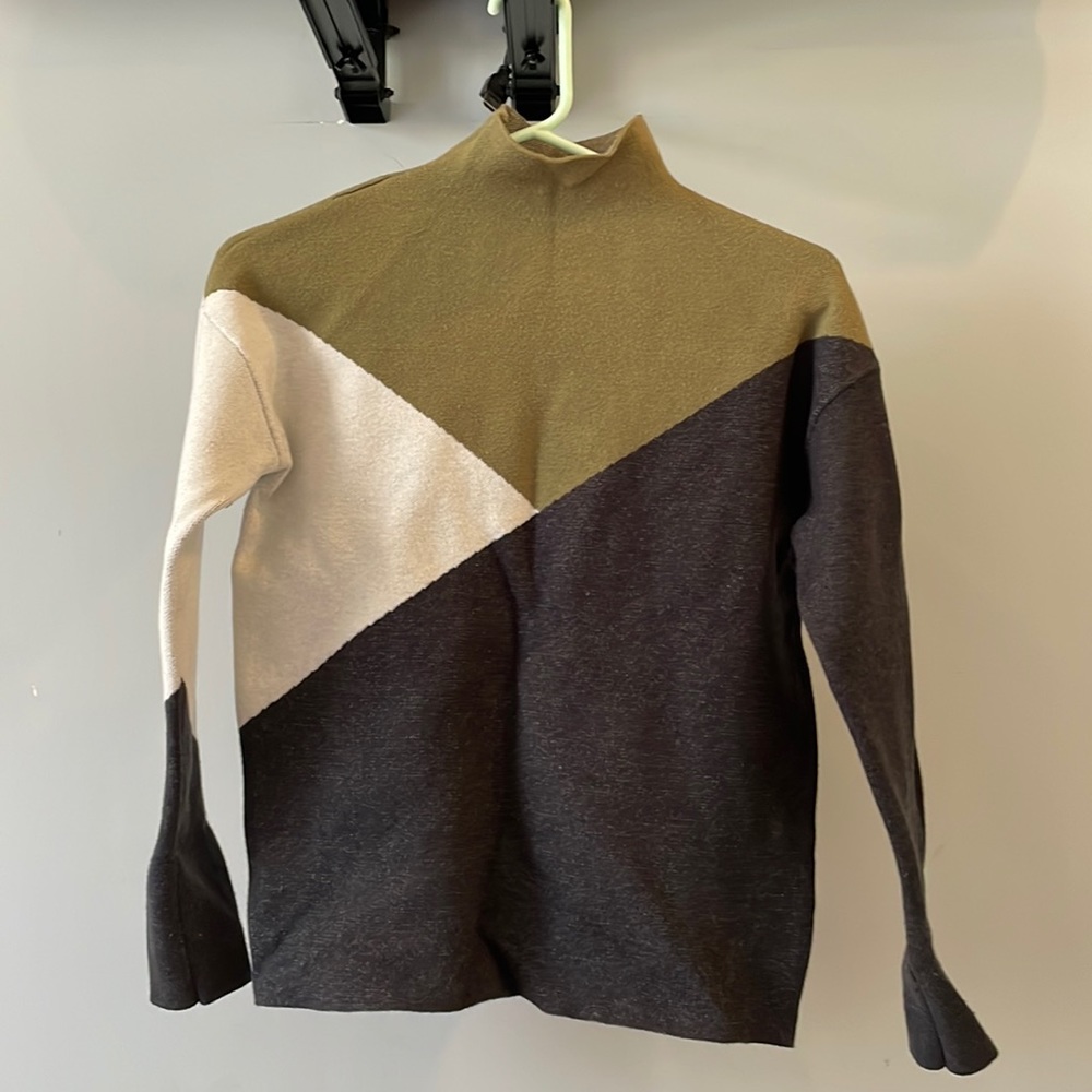Cute turtleneck sweater like new